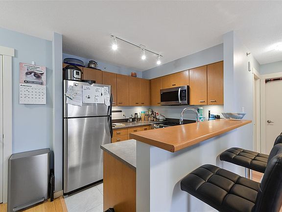 2nd image of 751 Fairfield Rd #405