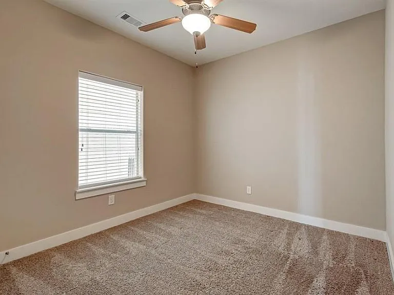 1215 Wentworth St — Photo 5