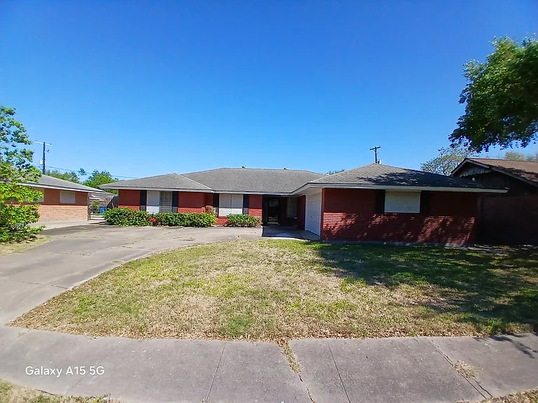 749 Burkshire Dr — Photo 13