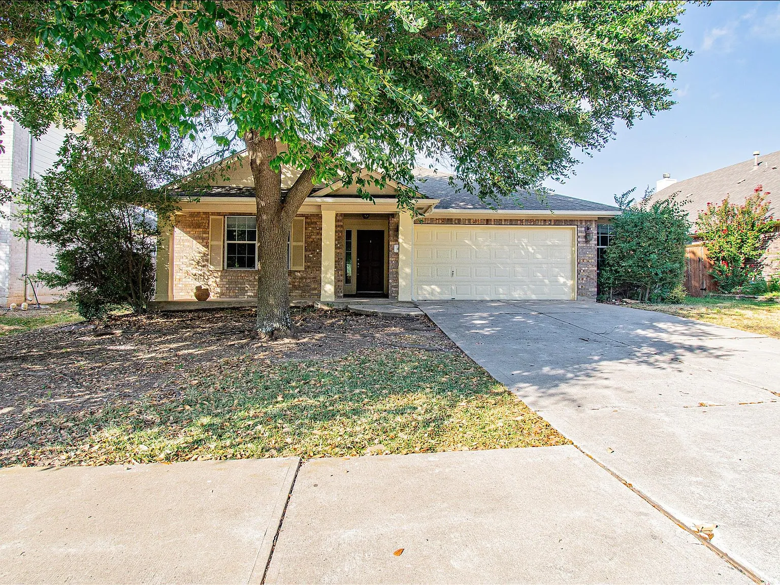 3 bed, 2.0 bath, 1898 sqft, $2,395 — Photo 2
