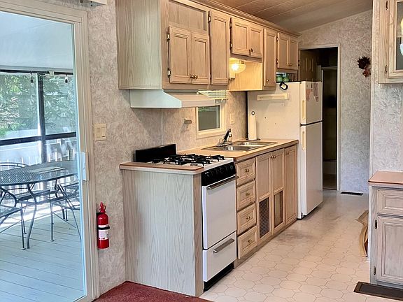 5th image of 216 Village Dr W