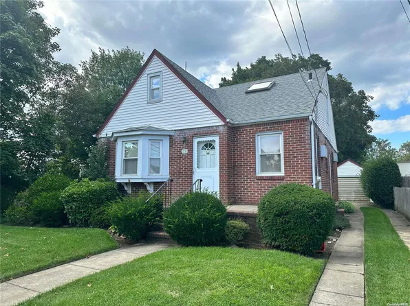 1118 Phoebe Street, Franklin Square, NY 11010