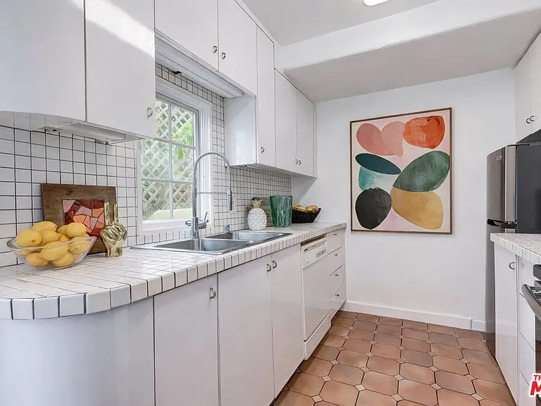 2427 N Gower St — Photo 5