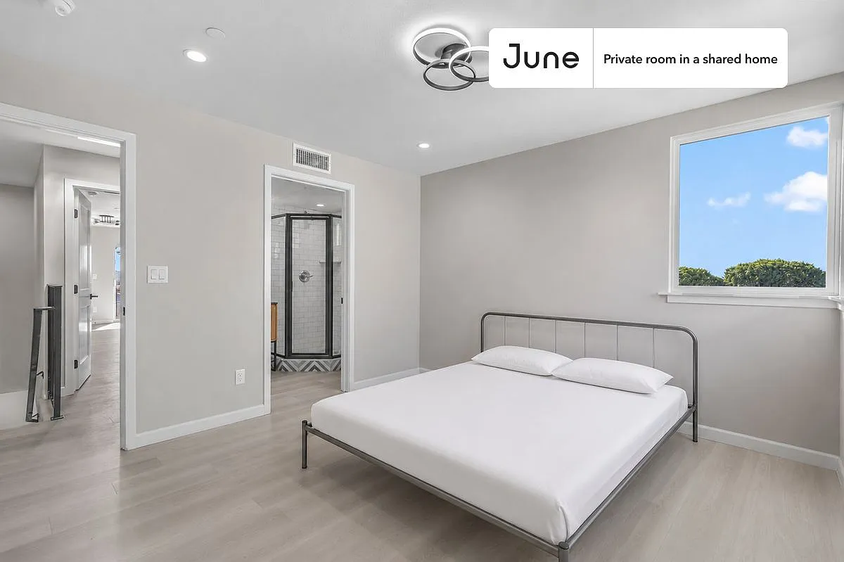 Queen bedroom in 5 bed/5 bath home in Boyle Heights #1828 E — Photo 1