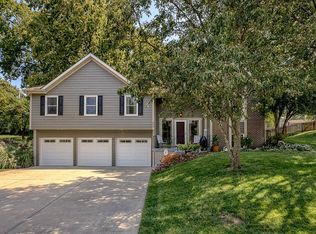 805 N Woodridge Ln, Liberty, MO 64068