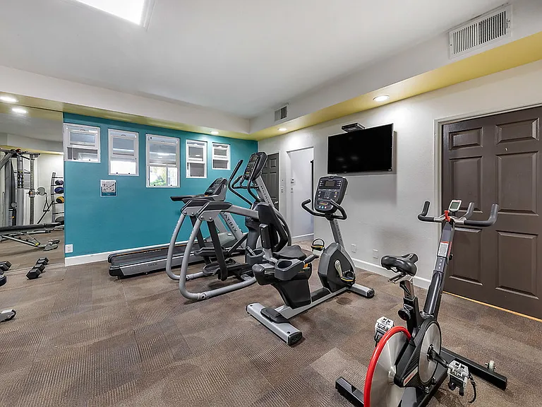 Essex Properties at Miracle Mile — Photo 23