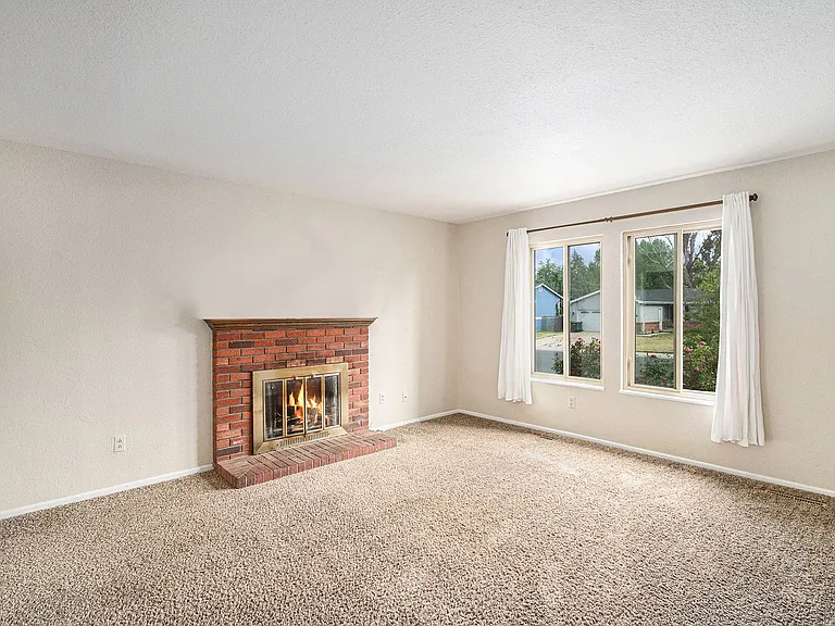 906 Mansfield Dr — Photo 2