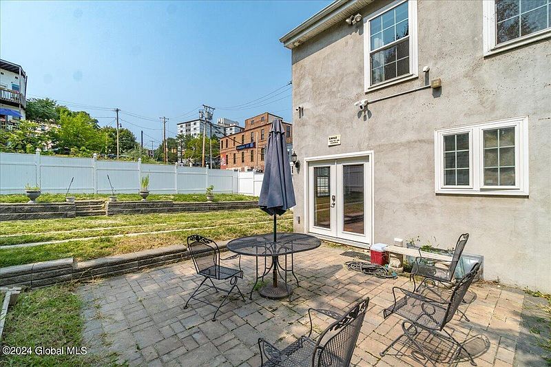 4th image of 70 Livingston Avenue