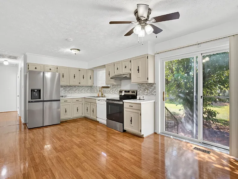 3225 Glenmore Dr — Photo 6