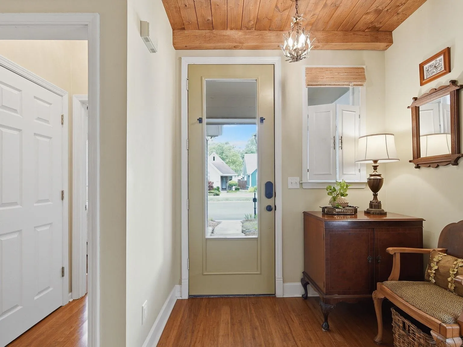 3 bed, 2.0 bath, 1297 sqft, $2,100 — Photo 4
