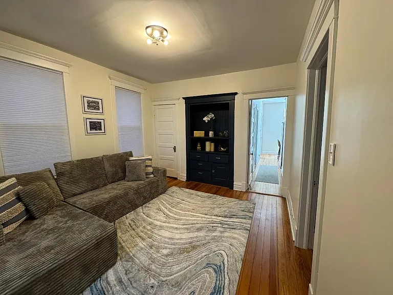 1831 W Nelson St — Photo 2