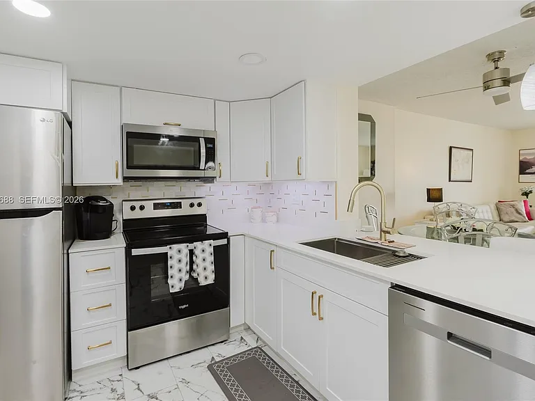 424 SE 10th St #204 — Photo 4