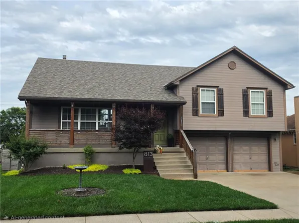 813 Woodland Dr, Grain Valley, MO 64029