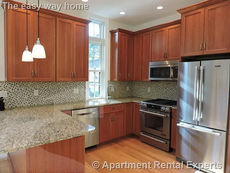 147 Webster Ave — Photo 4