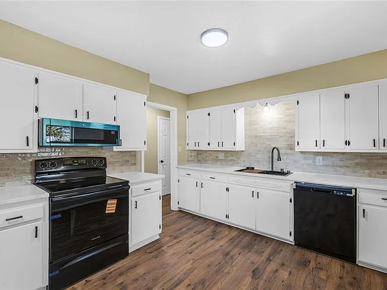703 SE Sullivan Dr — Photo 6