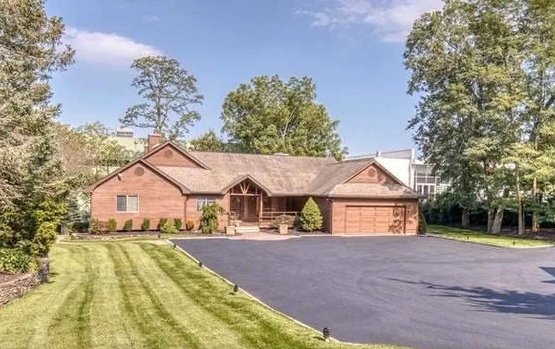 4 bed, 4200 sqft, $8,899 — Photo 1