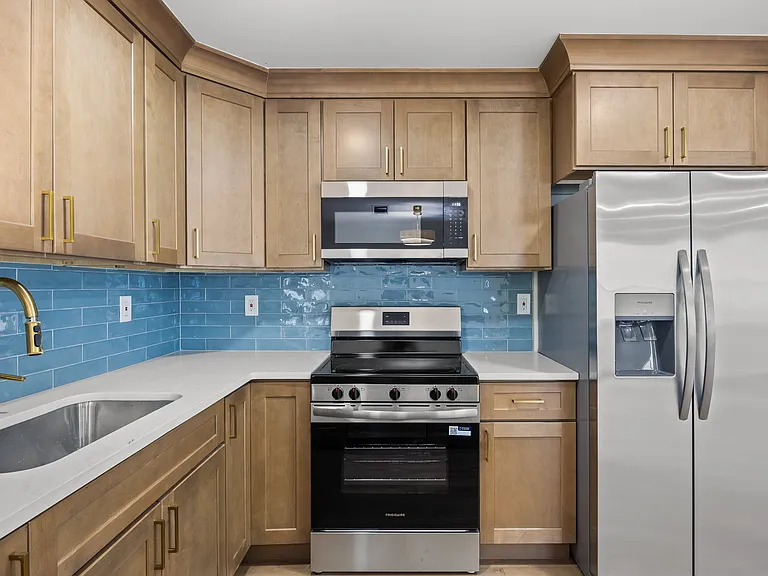 109 Huntington Dr — Photo 1