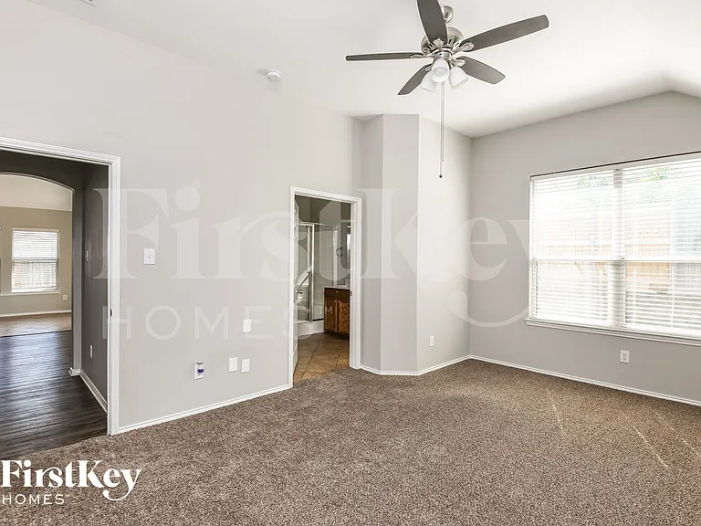 423 Hackberry Dr — Photo 8