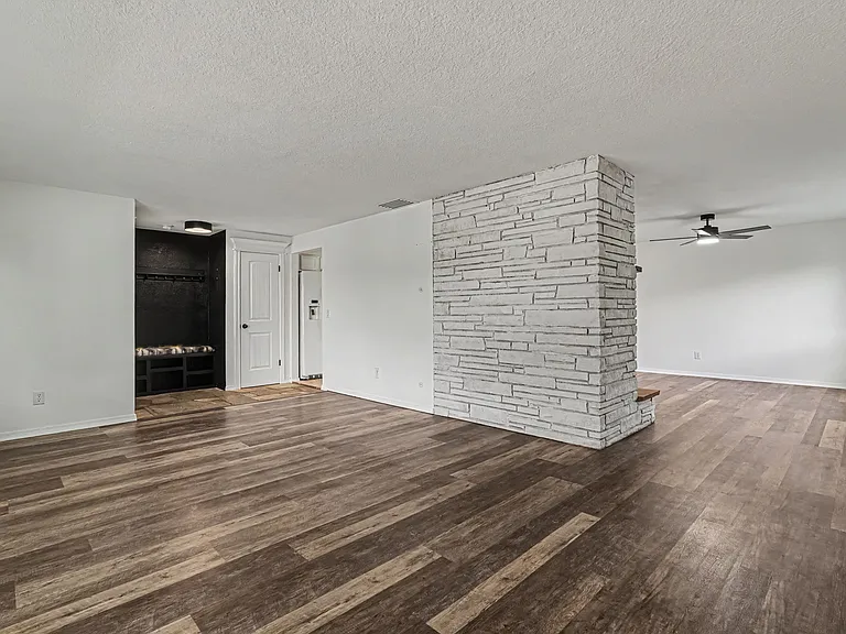 2115 N Courtney Dr — Photo 3