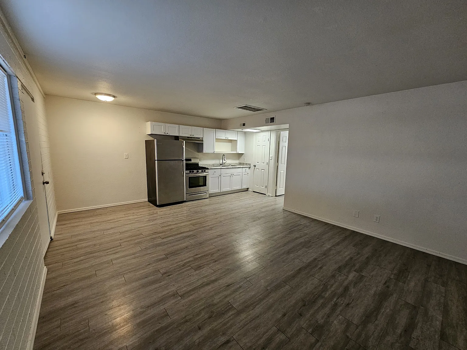 811 East Siesta Drive - 3 — Photo 3
