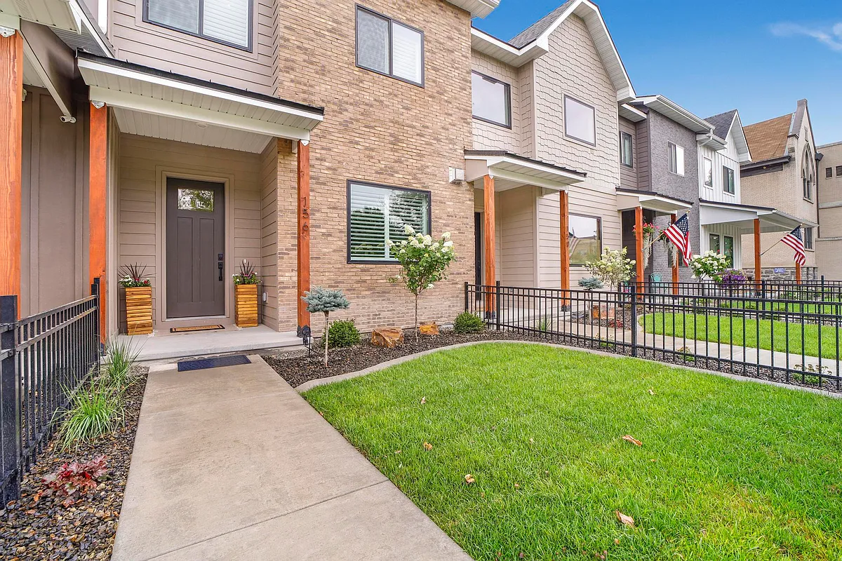 Front Of Home - 156 4th Ave E