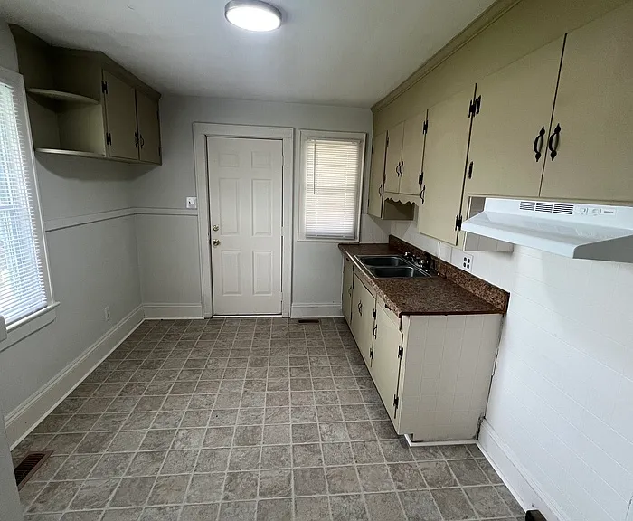 1330 Carolina St — Photo 4