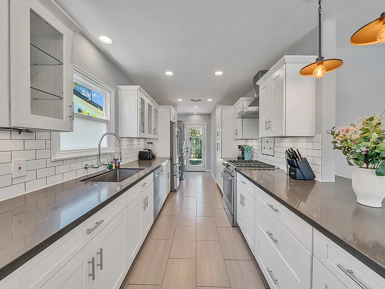 14527 Addison St — Photo 11