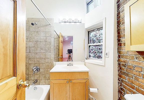 4th image of 1654 3rd Ave APT 20