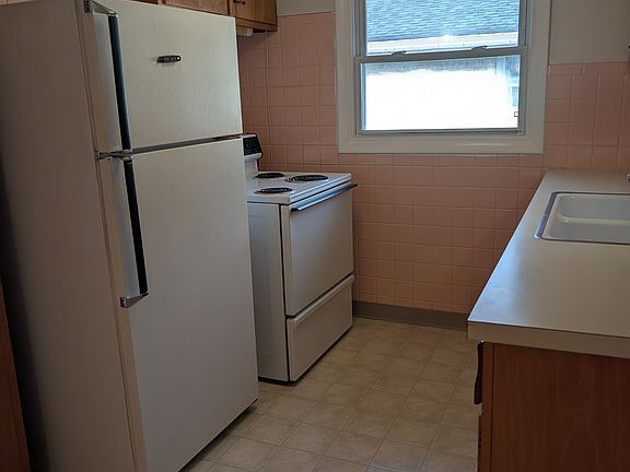 3rd image of 1250 Center Rd APT 4