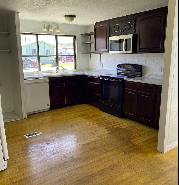 2nd image of 613 Castle Rock Dr