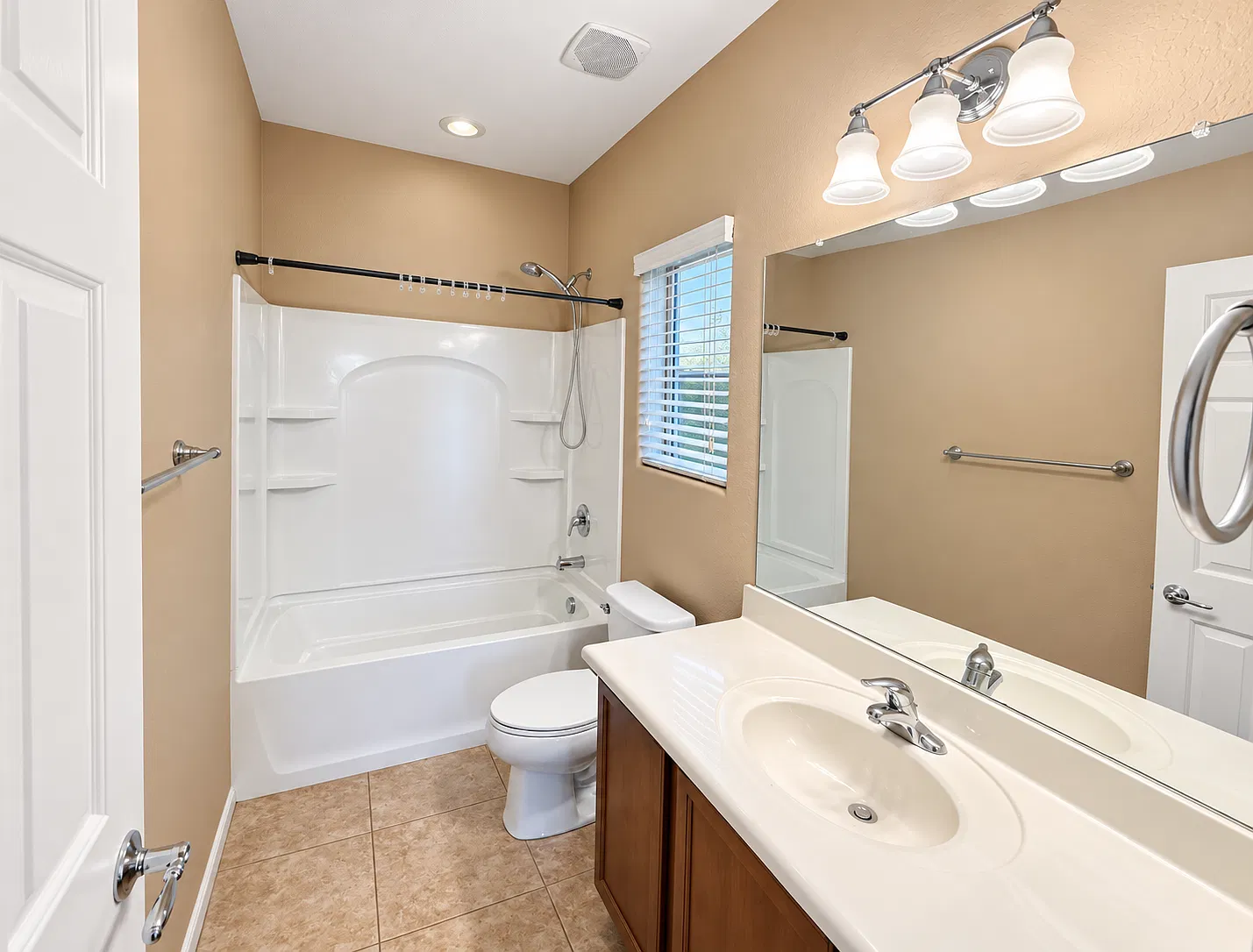4 bed, 2446 sqft, $2,650 — Photo 4