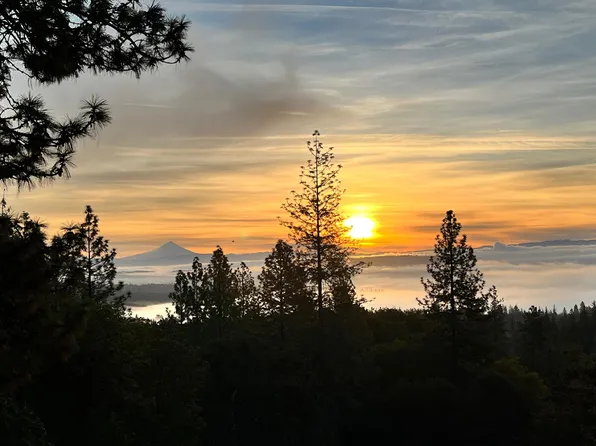 2323 Holcomb Springs Rd, Gold Hill, OR 97525