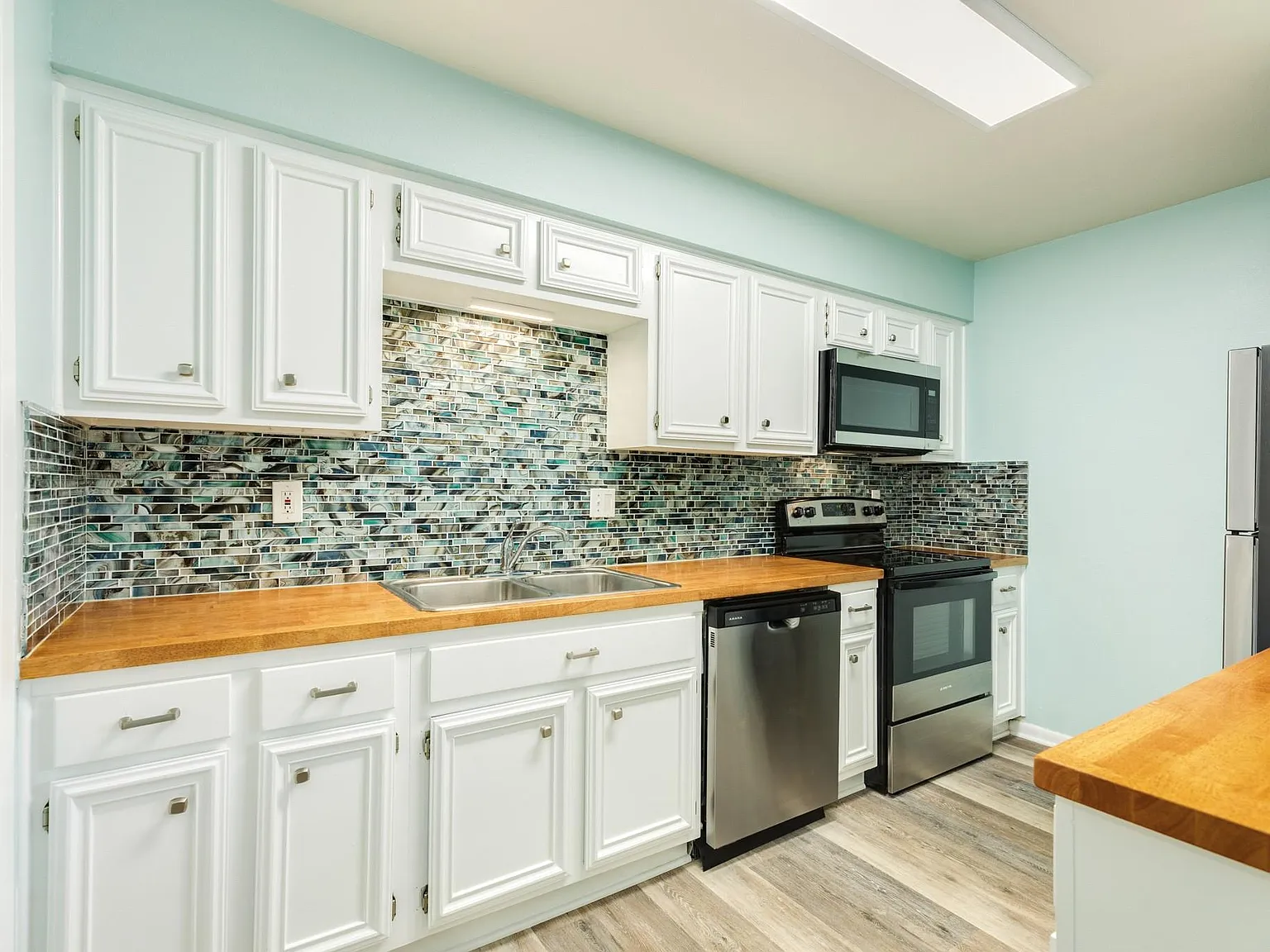 2 bed, 6.0 bath, 1200 sqft, $1,800 — Photo 2