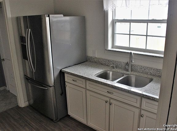 5th image of 1128 Edison Dr
