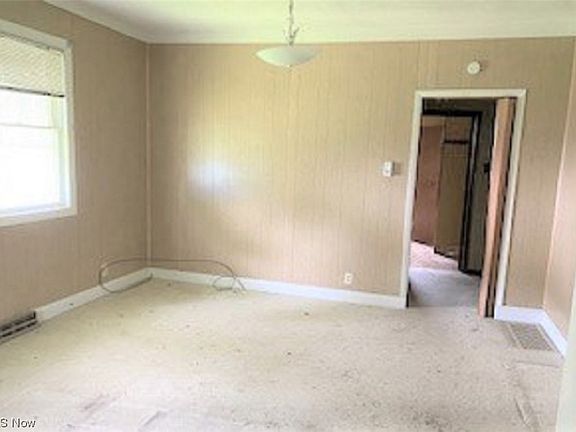 3rd image of 102 Wood St