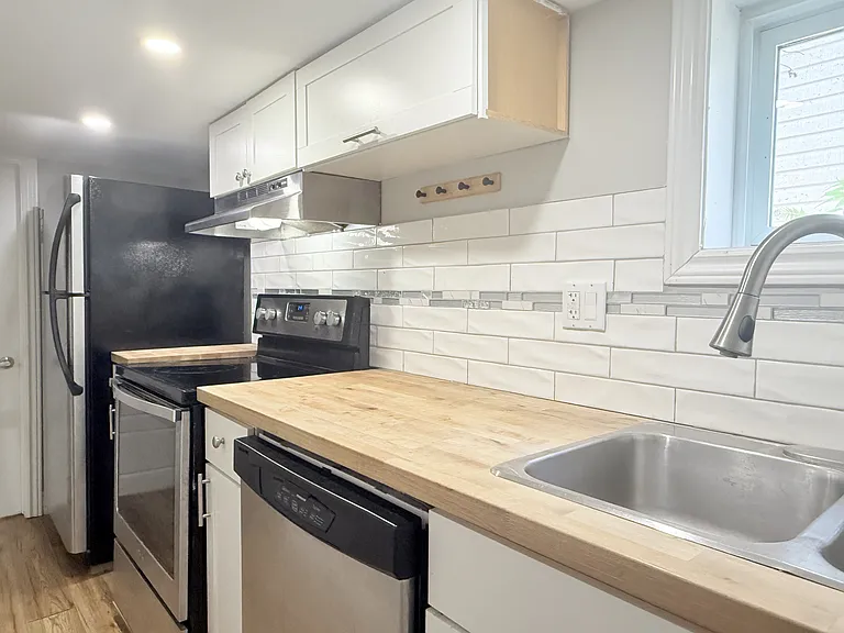 1396 Lillian Ave #LOWER — Photo 2