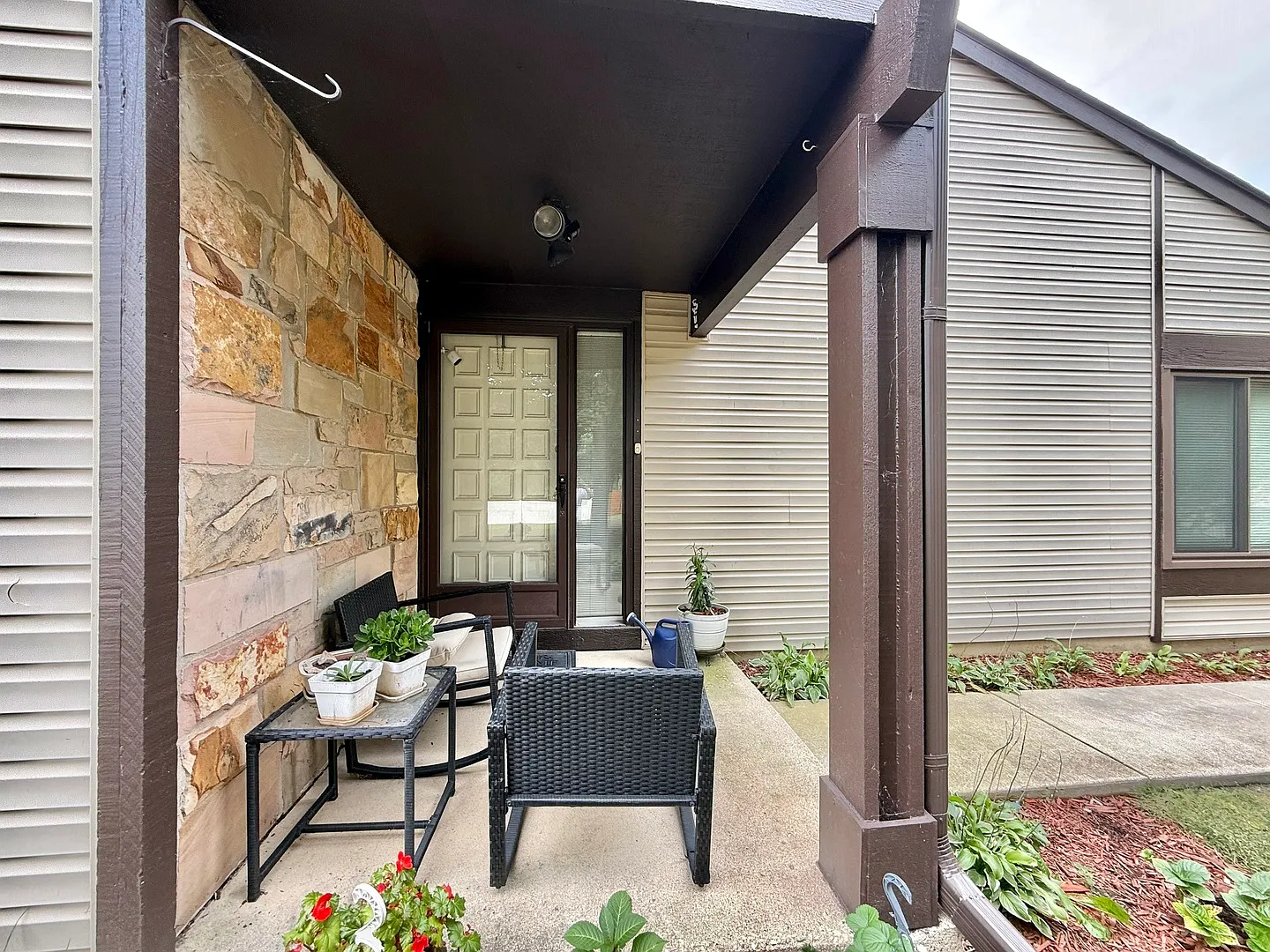 3 bed, 1.5 bath, 1370 sqft, $2,500 — Photo 2