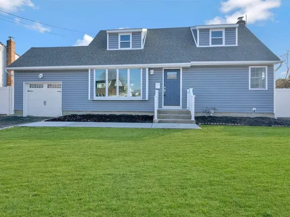 6 Prade Lane, Massapequa Park, NY 11762