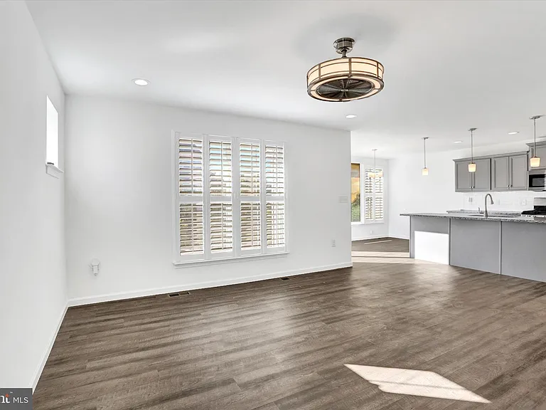28 Long Bend Dr — Photo 5