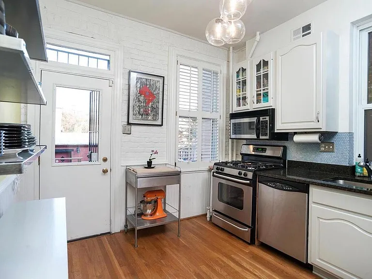 216 10th St SE — Photo 6