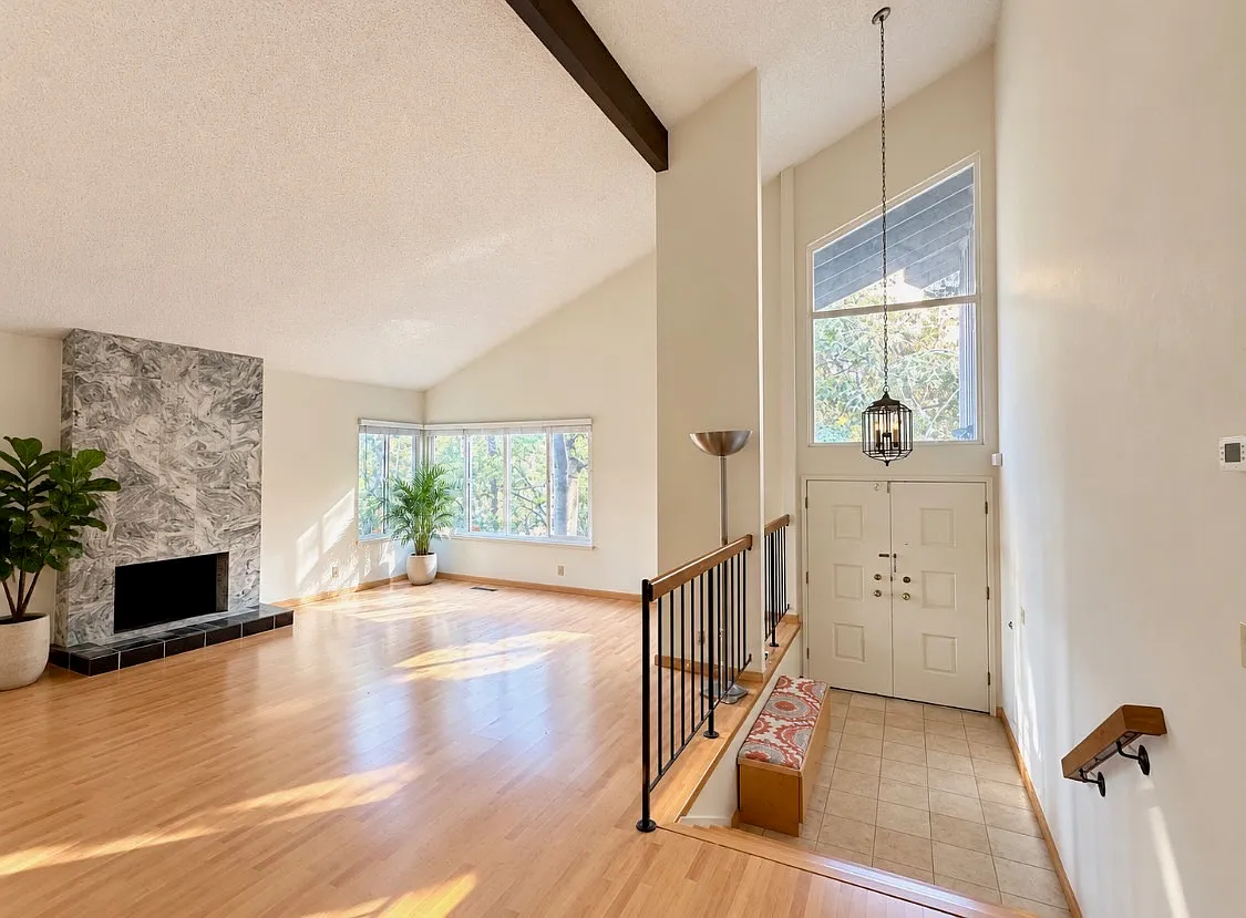 4 bed, 2.5 bath, 2104 sqft, $7,800 — Photo 1