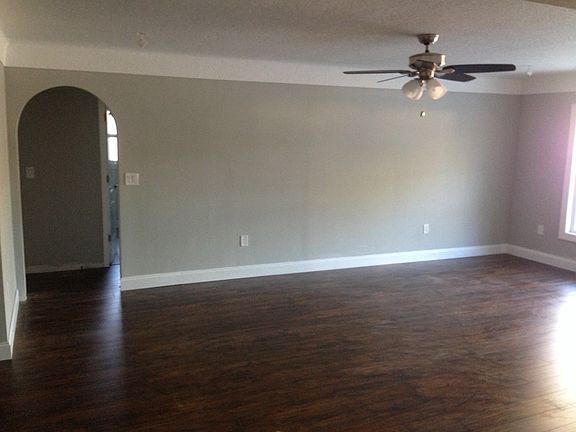 3rd image of 732 Oakwood Dr