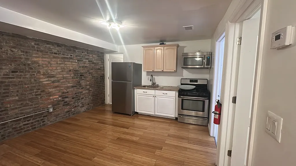 3 bed, 925 sqft, $2,750 — Photo 1