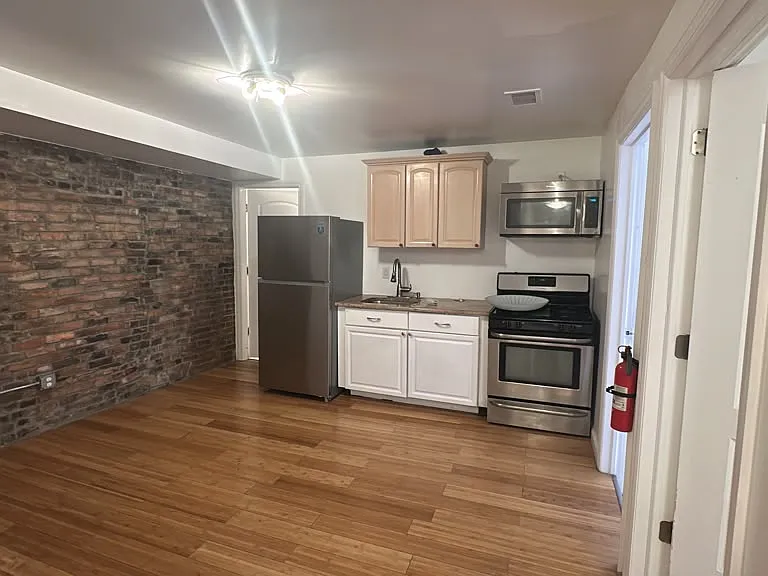 164 University Ave #1 — Photo 1