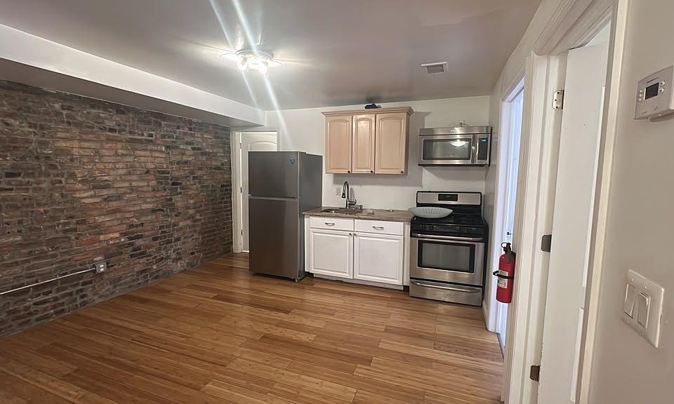 1st image of 164 University Ave APT 1