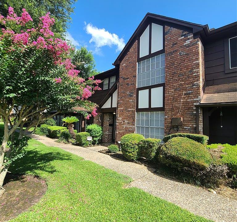 Easy Living in a Brick Townhome. Front Courtyard Access!