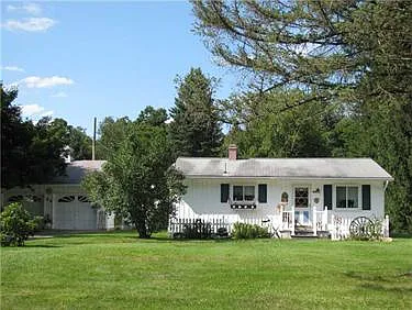 66 Sherrard Ave photo 1