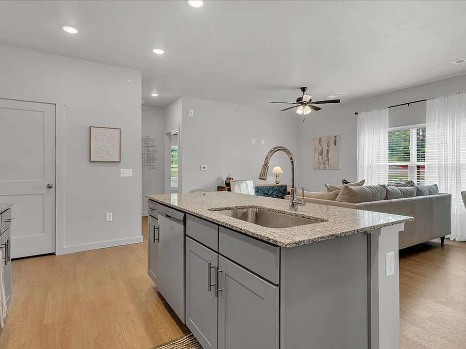796 S Morningside Dr #332