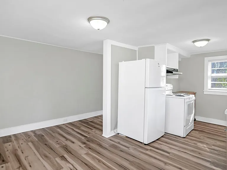 203 Augusta St — Photo 13