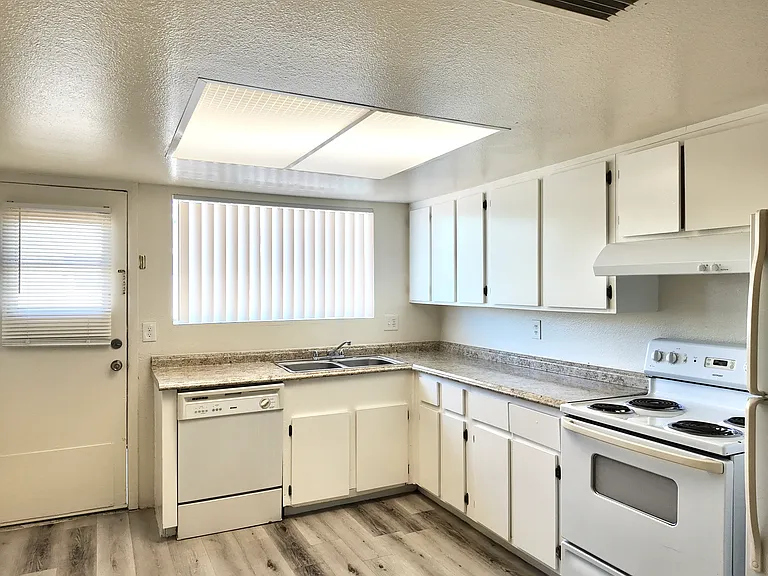 3363 W Harmont Dr #3 — Photo 4